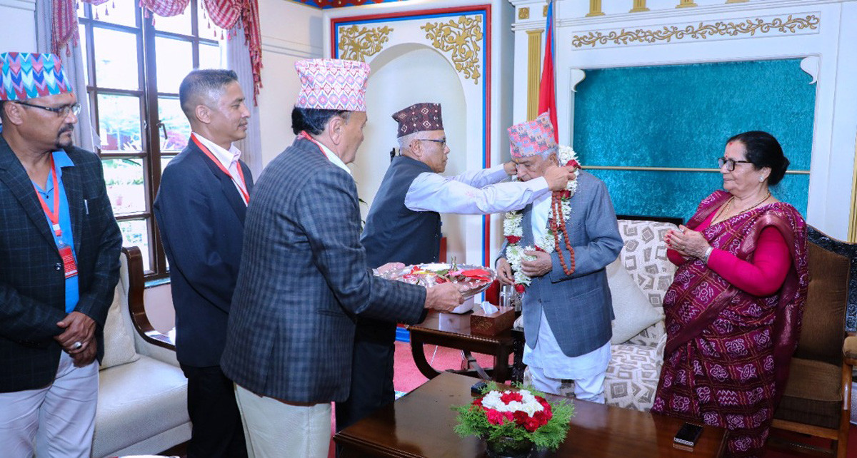 राष्ट्रपतिलाई दोलखा भीमेश्वर मन्दिरको महाप्रसाद