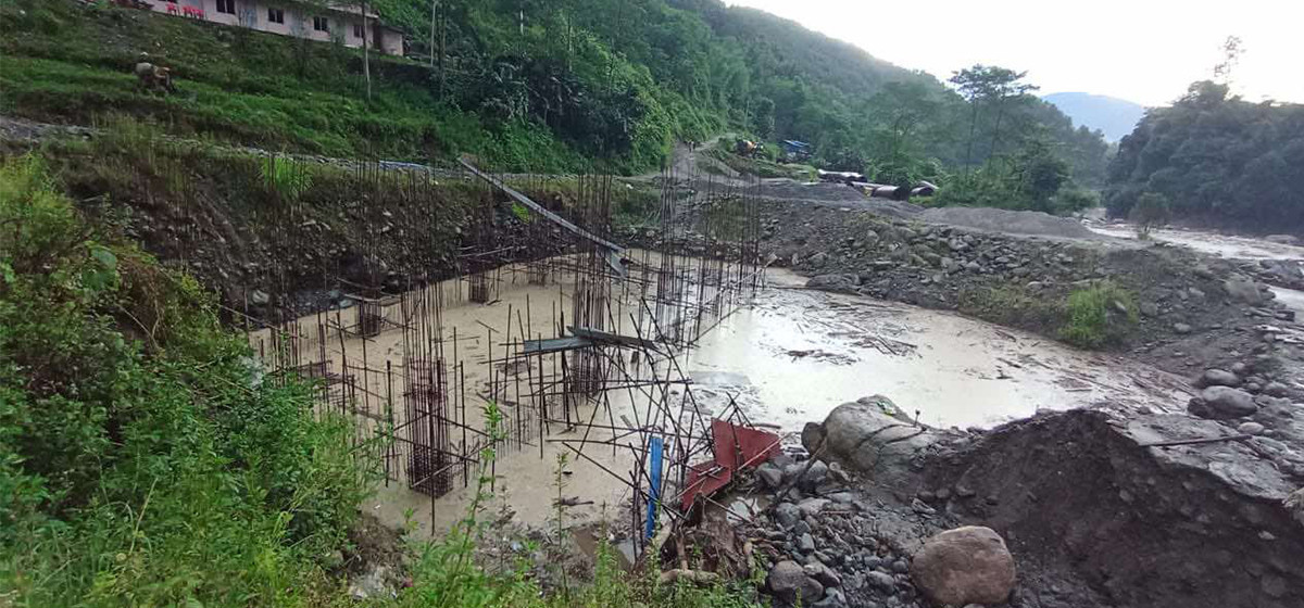 निर्माणाधीन ईखुवा जलविद्युत आयोजनामा कार्यरत दुई मजदुर  बाढीले बगाएर वेपत्ता