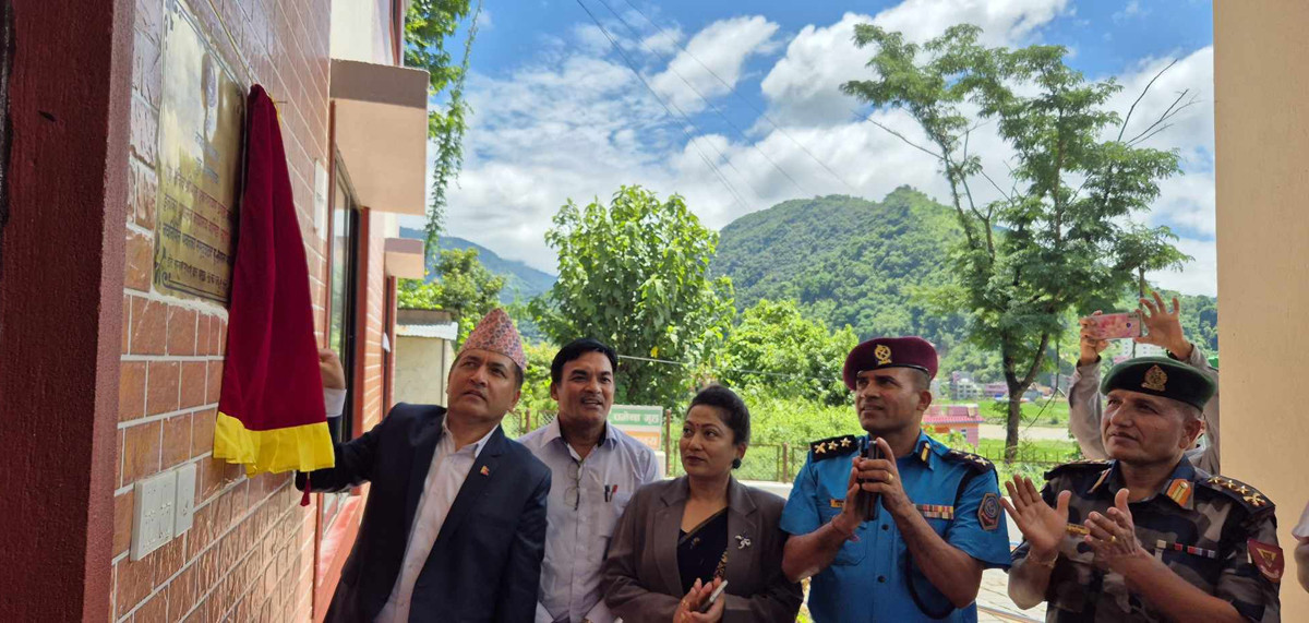 गृह सचिवले उद्घाटन गरेको ताम्रपत्र जग्गादाताले ढाकिदिए, प्रशासनले जग्गादाताको अपमान गरेको भन्दै पुनः उद्घाटनको माग