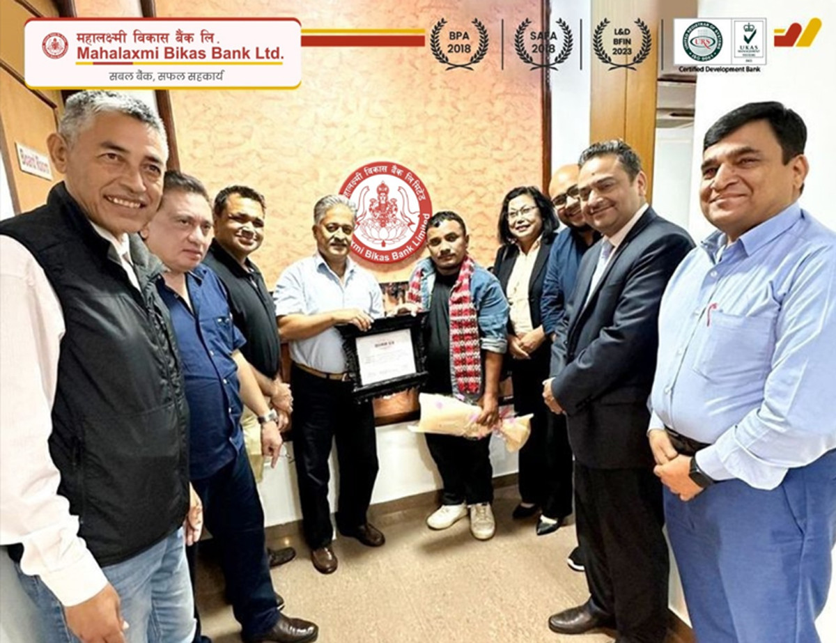 बाढीले बगाएका २ व्यक्तिहरुको सकुशल उद्धार गर्न  सफल चणिकलाल तामाङलाई महालक्ष्मी विकास बैंकको सम्मान