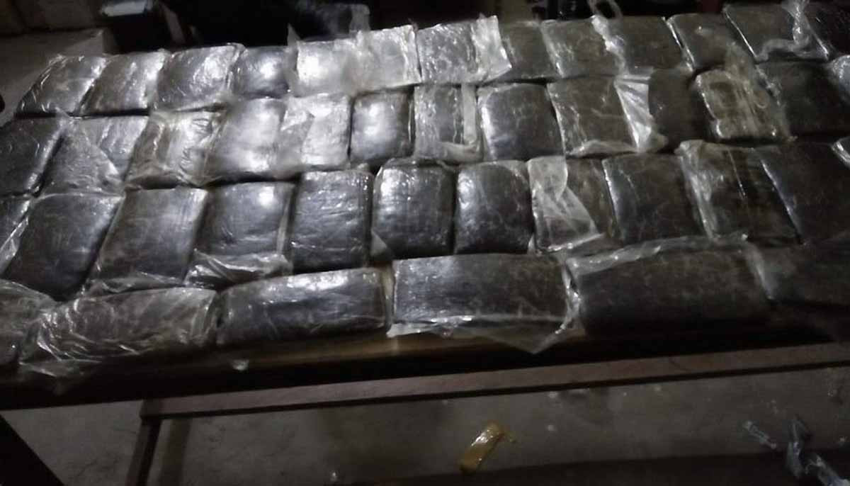 प्रहरीद्वारा धनगढीबाट करिब ३७ किलो चरेस बरामद, चरेस बोक्ने फरारको खोजी हुँदै