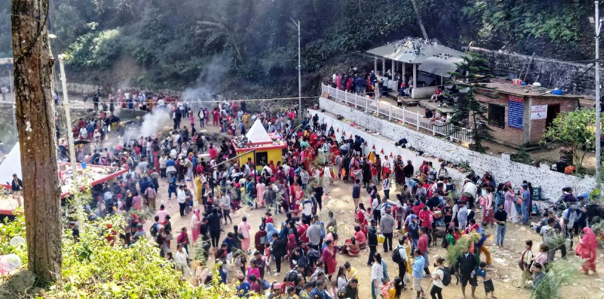 चिच्याएर वर माग्न  सत्यवती मन्दिर पुगेका भक्तजनहरुको भिड
