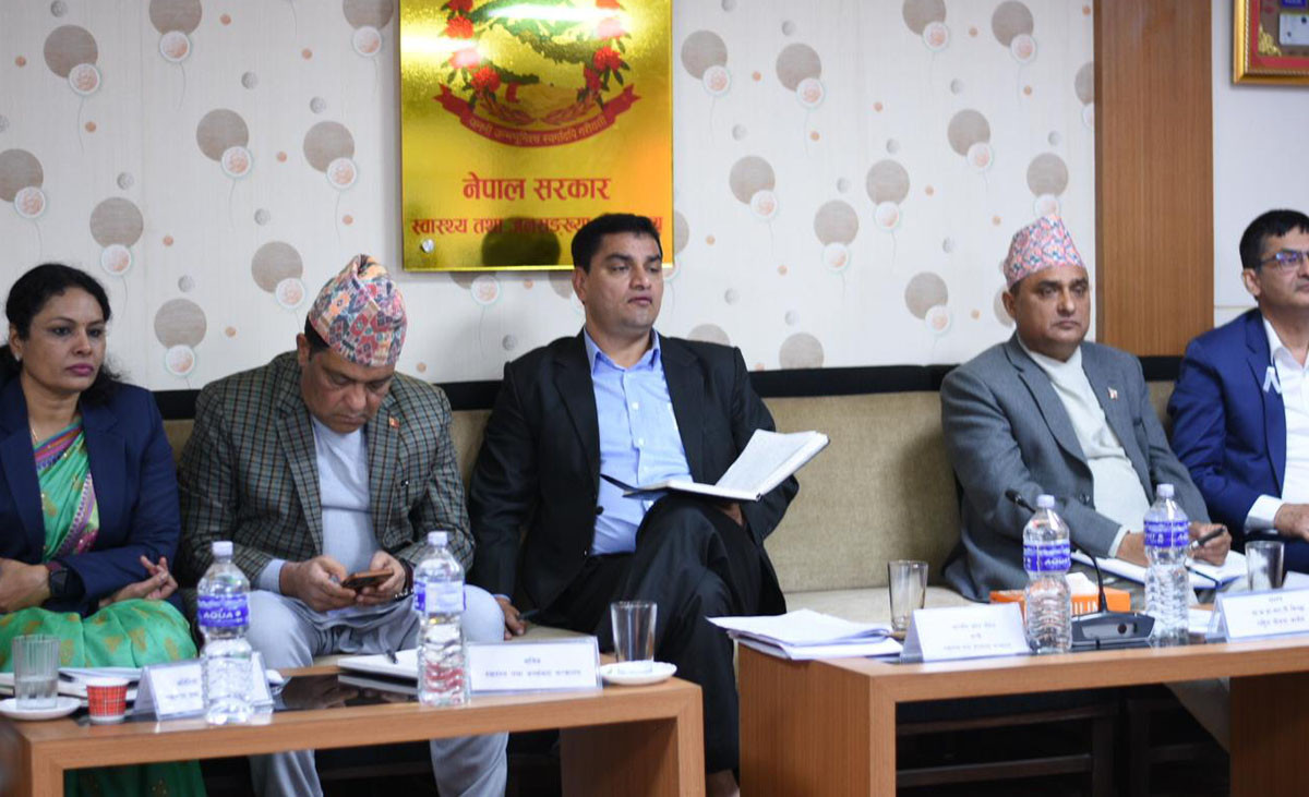 कर्मचारीसँग स्वास्थ्य मन्त्री पौडेलः धेरै खर्च गर्ने मन्त्रालय बनाऔं, फाइल अड्काएर जनतालाई दुःख नदिनुस्