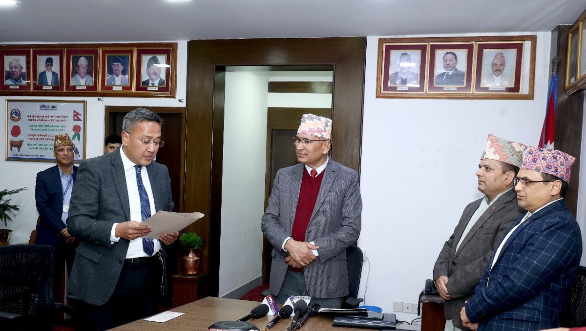 धितोपत्र बोर्डका नयाँ अध्यक्षबाट पुँजी बजारको ‍व्यवस्थित विकासमा महत्वपूर्ण काम हुने अर्थमन्त्री पौडेलको विश्वास