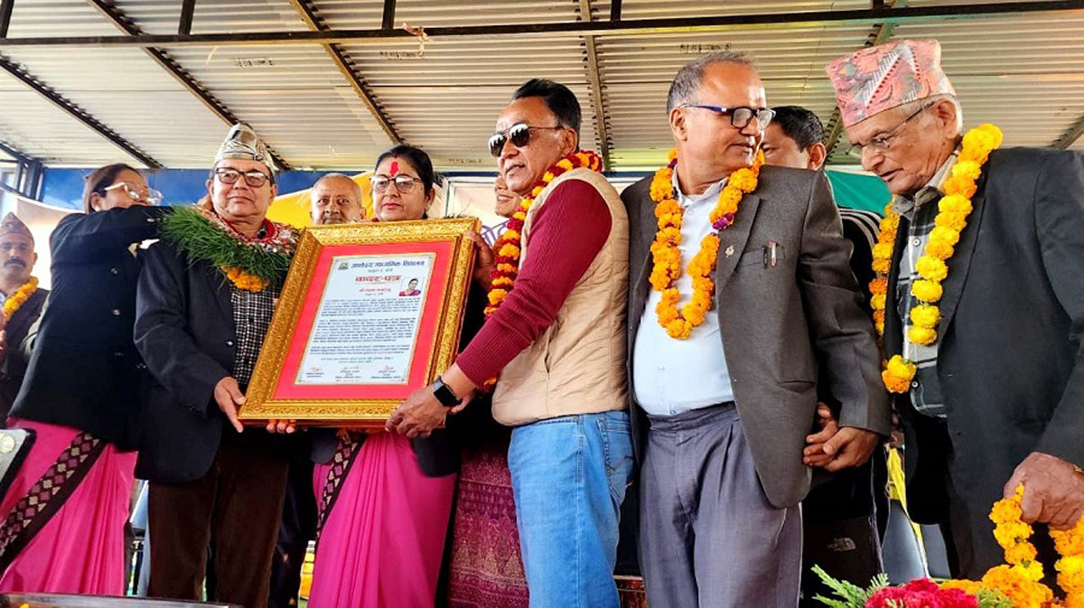 सेवा निवृत हुनुभएकी विद्यालयका शिक्षिकालाई एक लाखको सुनको तक्मा दिएर भब्य बिदाइ