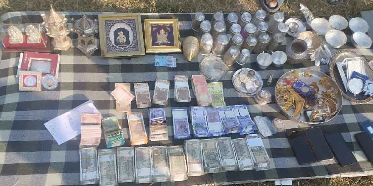 स्रोत नखुलेको एक करोड बढीको सुनचाँदी र नगदसहित तीन पक्राउ