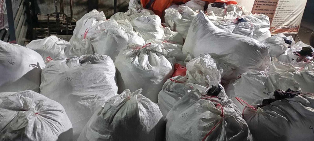 सशस्त्र प्रहरिद्वारा पर्साबाट ३० लाखभन्दा बढीको कपडा र कस्मेटिक सामान बरामद