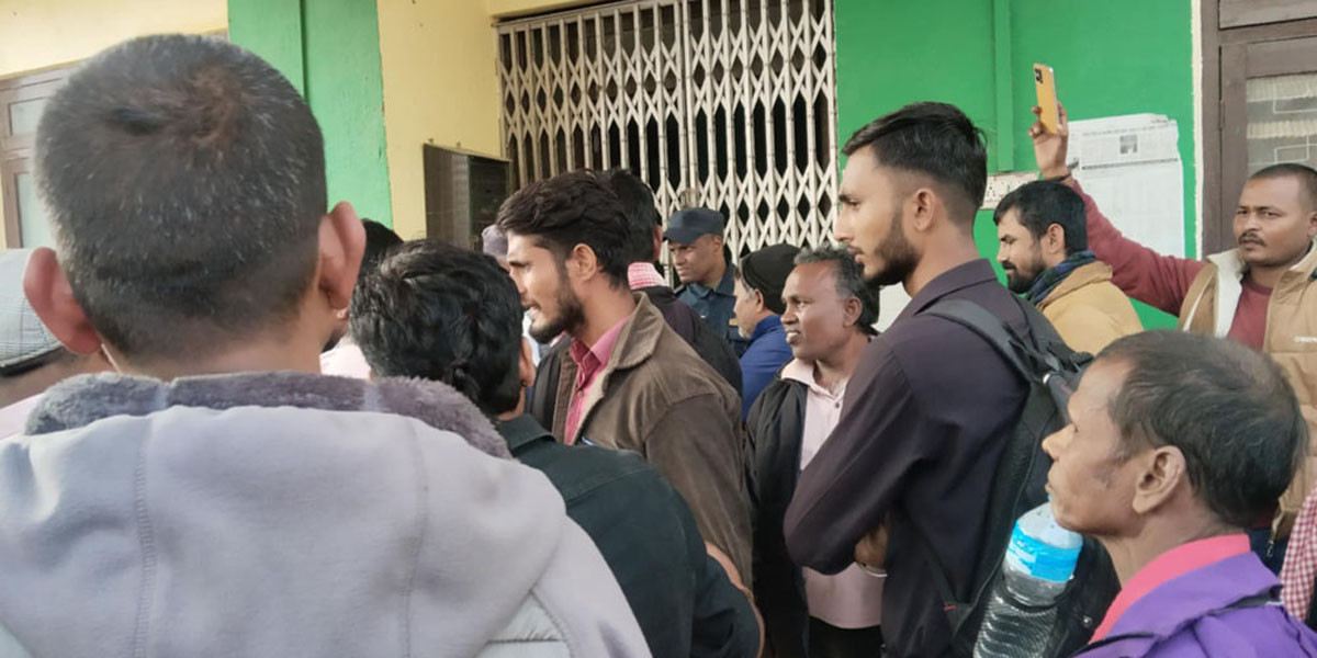 कृषि विकास बैंक लहान शाखामा किसानको तालाबन्दी, २ करोडको सम्पत्ति ४५ लाखमा लिलाम गरेको आरोप