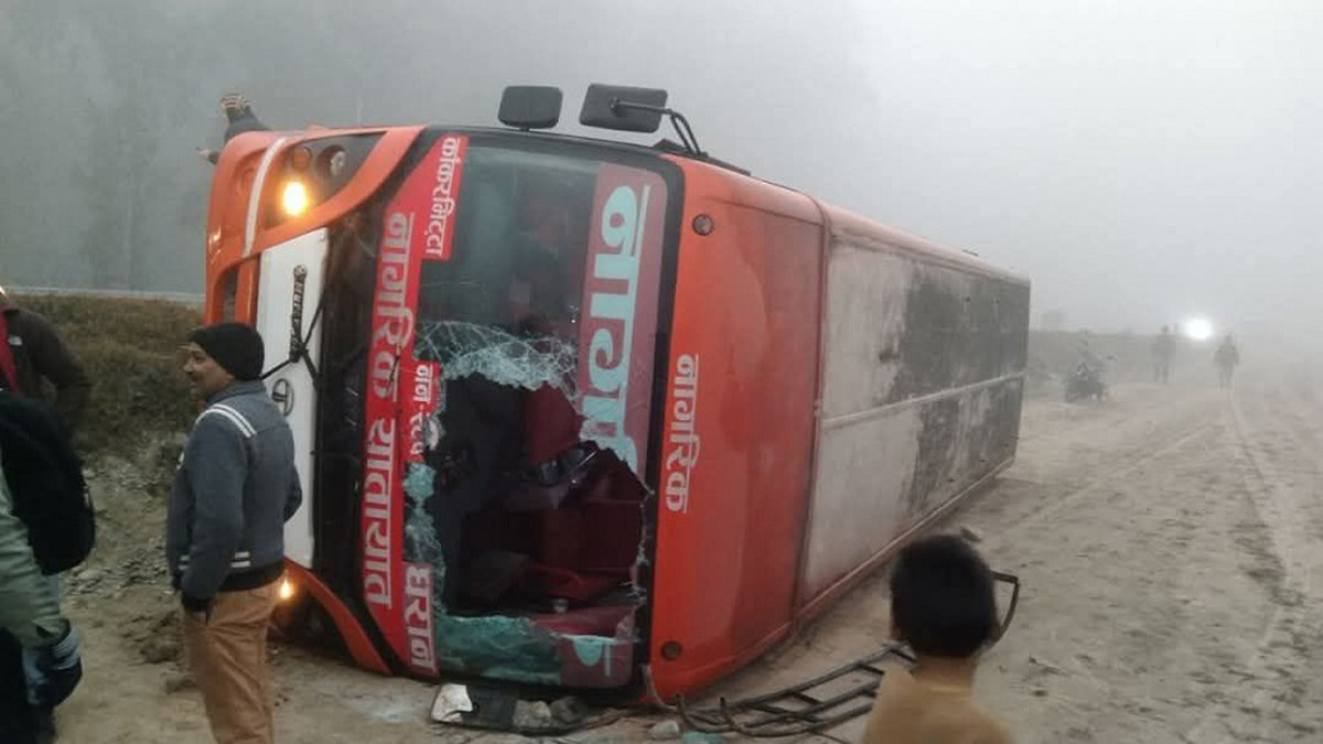 झापाको धरमपुरमा यात्रुवहाक बस दुर्घटना हुँदा ११ जना घाइते