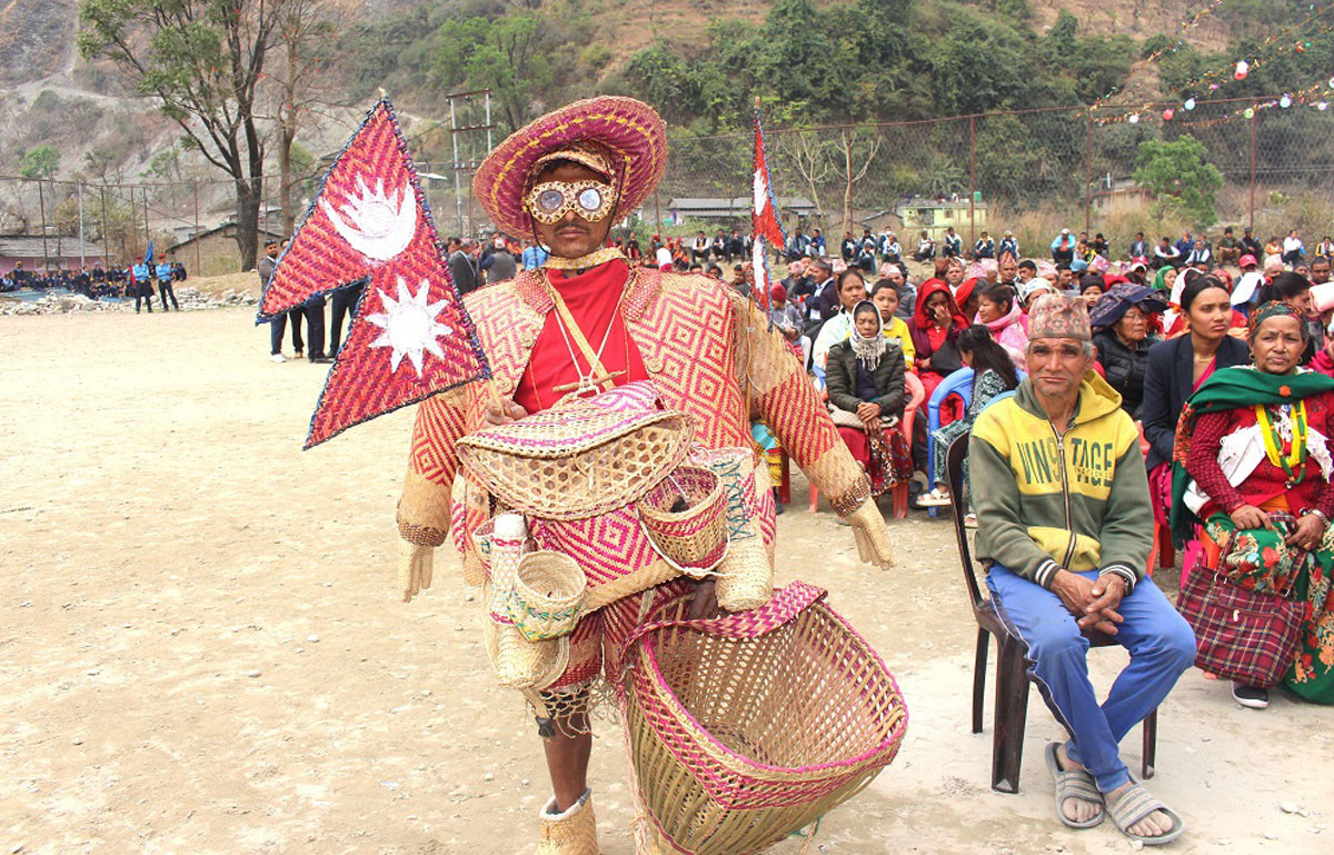 आफैँद्वारा निर्मित चोयाका सामग्री लगाएर प्रदर्शन गर्दै हरिबहादुर पटेल