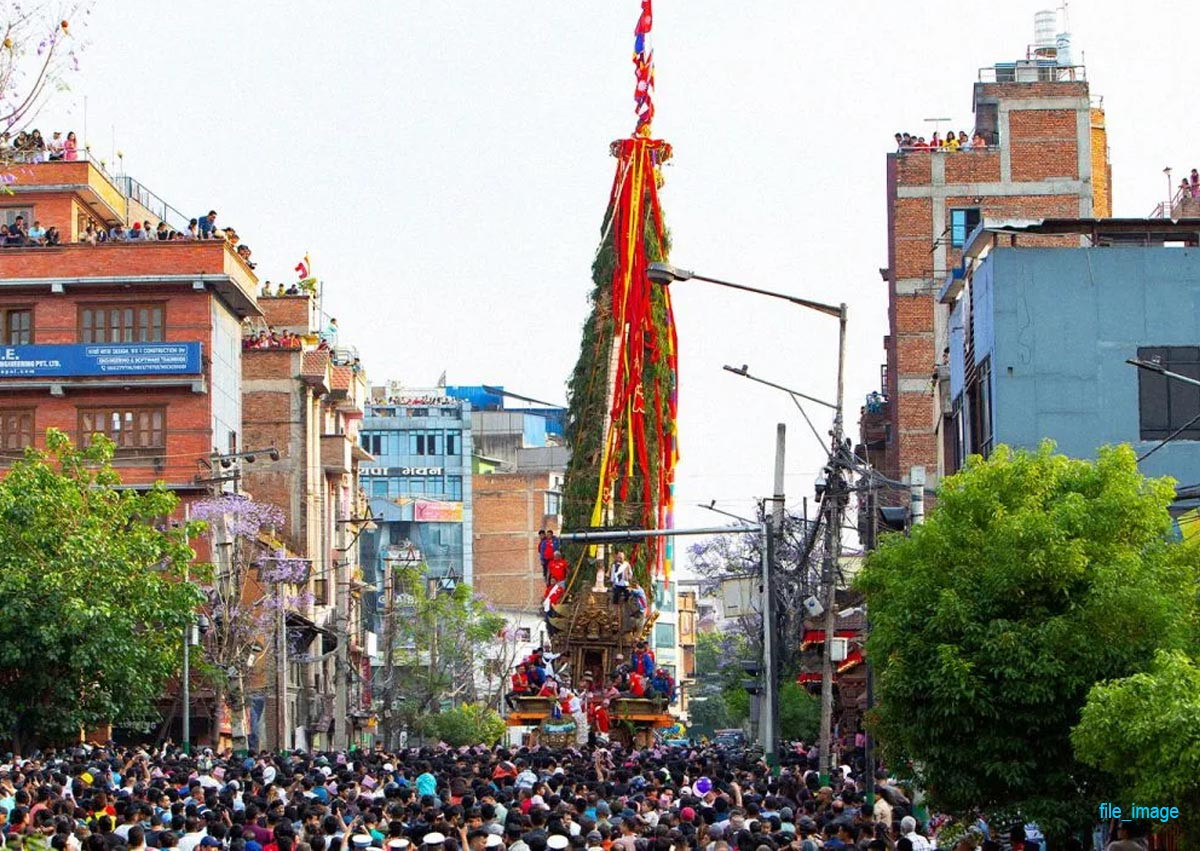 रातो मच्छिन्द्रनाथको रथ गाबहाल पुर्‍याइँदै