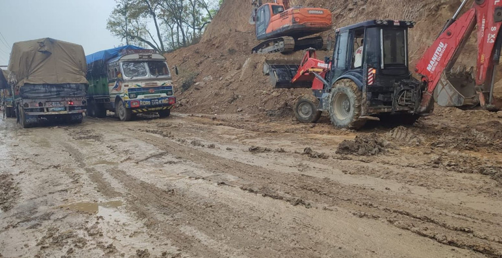 नारायणगढ-बुटवल सडकको दाउन्ने खण्ड अवरुद्ध