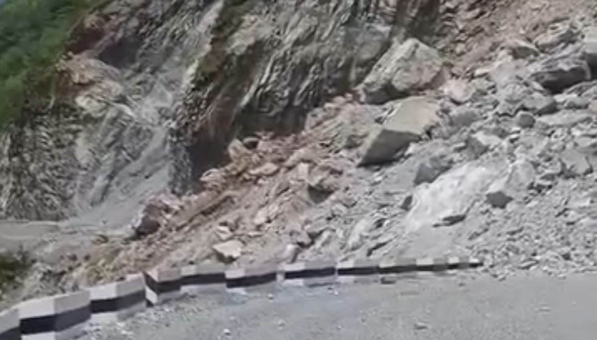 कालिगण्डकी करिडोरको  बर्लवामा पहिरो, सडक अवरुद्ध