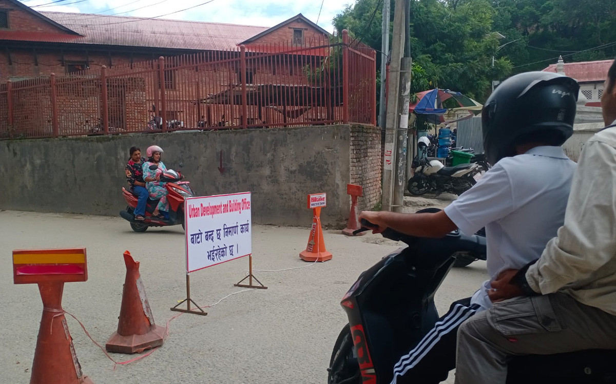 काठमाडौँ सडक : बाटो बन्द छ वा बाटो बन्दै छ ?