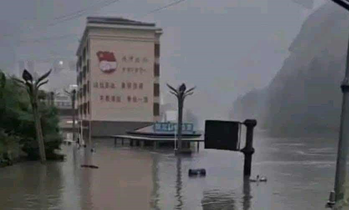 व्यापारिक नाका रसुवागढीमा आएको बाढीमा परेर तीन प्रहरी सहित १८ जना बेपत्ता