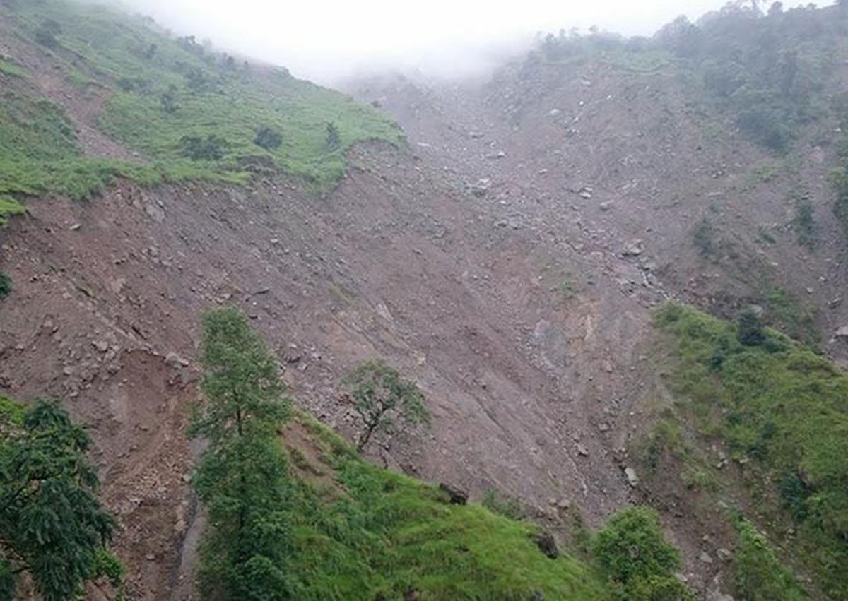 पहिरोका कारण देशका पाँच राजमार्ग पूर्ण रूपमा अवरुद्ध