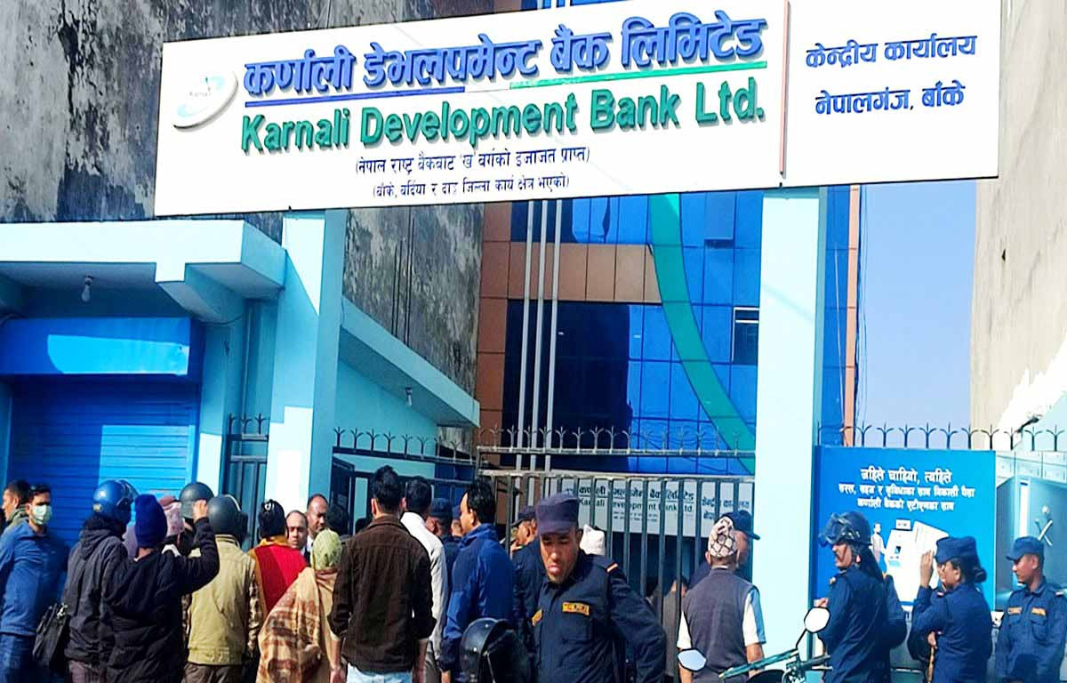 कर्णाली बैंक घोटाला प्रकरण : वडाध्यक्ष, चिकित्सक, नेतासहित १०३ जना फरार