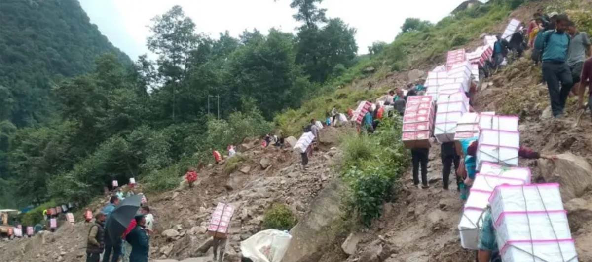 'भरियाले बोकेर व्यापार': चीनतर्फका नाकामा निरन्तर समस्याले नेपाली अर्थतन्त्रमा परेको असर