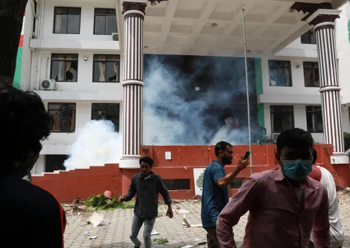 राज्यका तीनवटै अंग आन्दोलनकारीको नियन्त्रणमा, संसद्, सिंहदरबार र सर्वोच्च अदालत जले