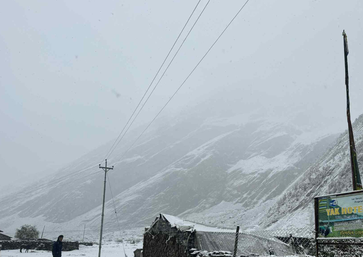 उत्तरी गोरखामा हिमपात, मनास्लु क्षेत्र भ्रमणमा गएका पर्यटक प्रभावित