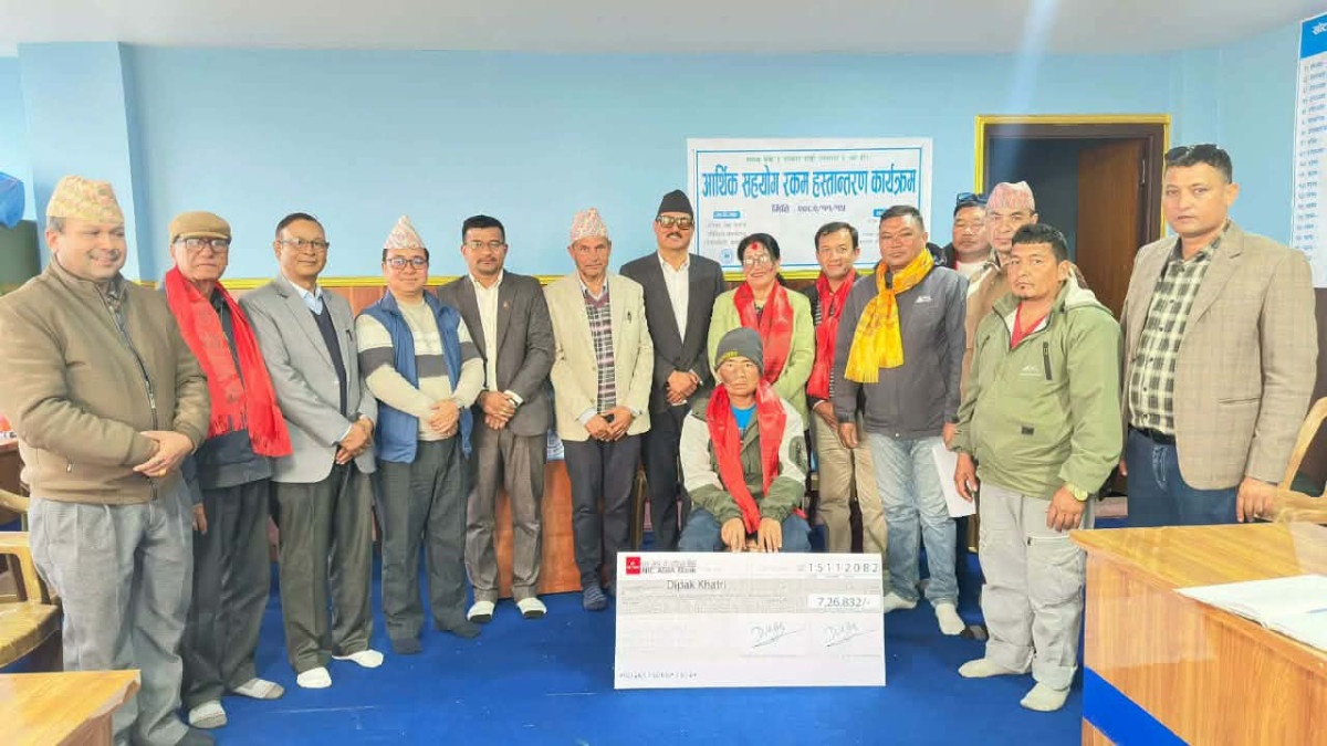 खोटाङ सेवा समाजद्वारा क्यान्सर पीडित दिपक खत्रीलाई सात लाख छब्बीस हजार सहयोग