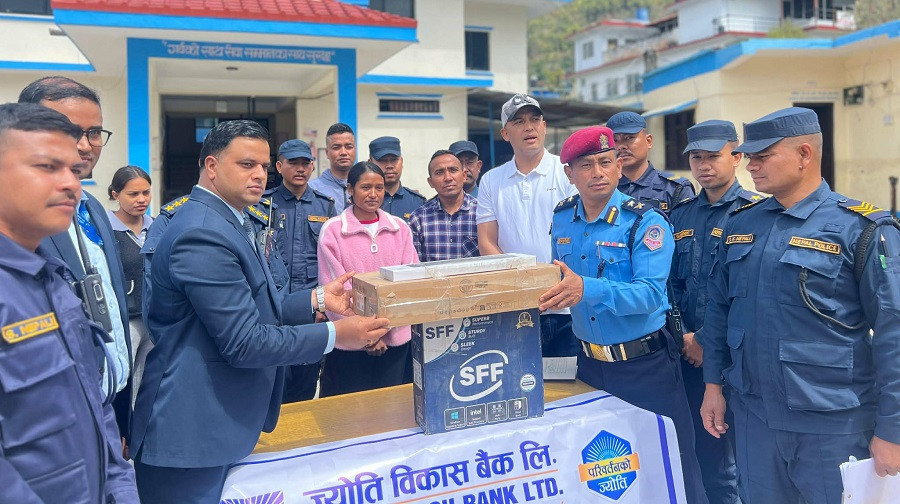 गुल्मी प्रहरीलाई ज्योति विकास बैंकद्वारा कम्प्युटर प्रदान