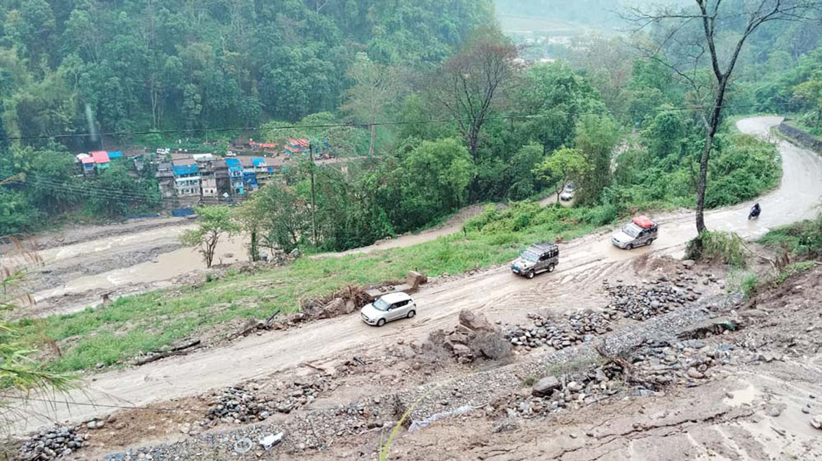 पुवाखोला जलविद्युत्को पाइप चुहिँदा मेची राजमार्ग संकटमा, सडक भासिने समस्या बढ्दै
